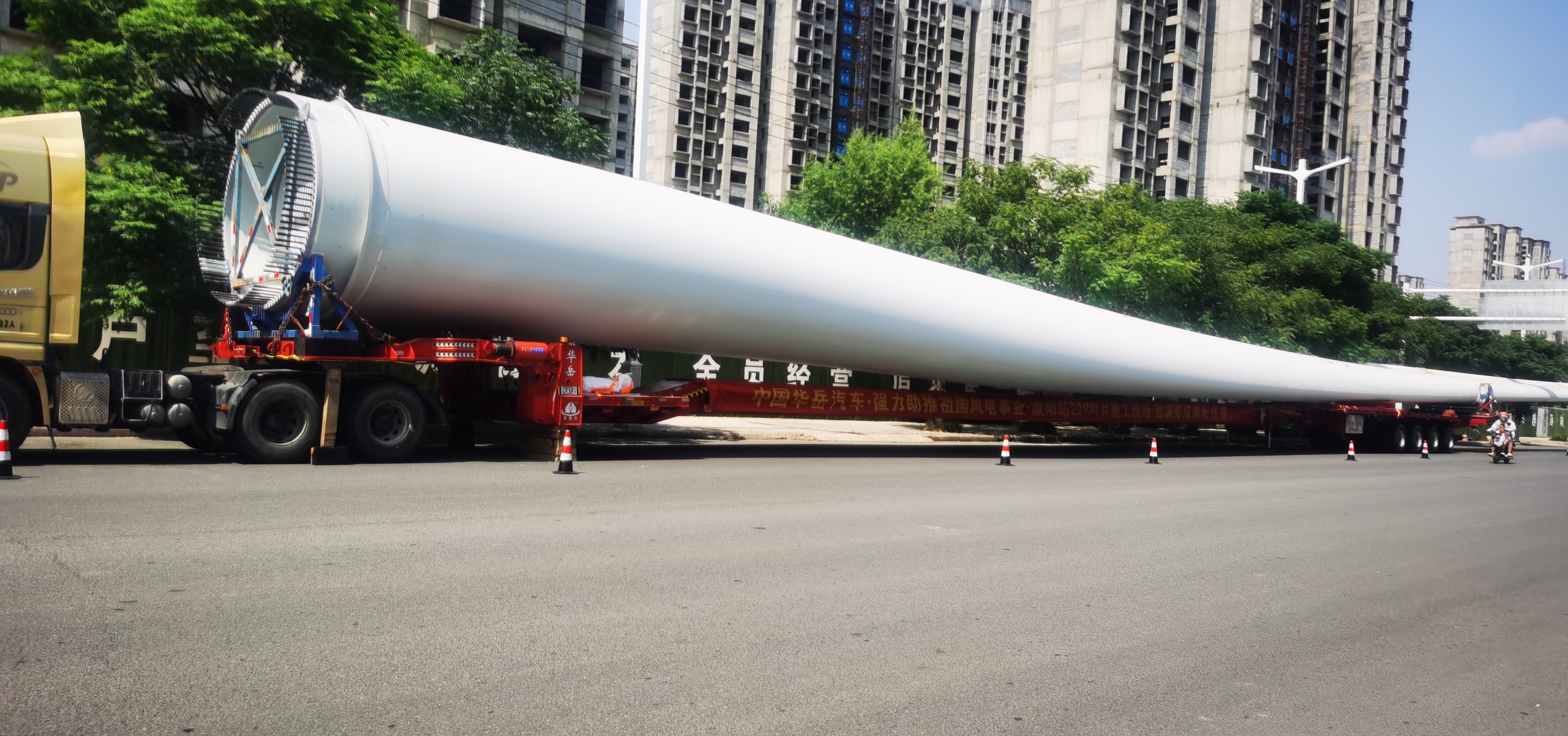 HUAYUE hydraulic modular trailer transporting 200 ton transformer