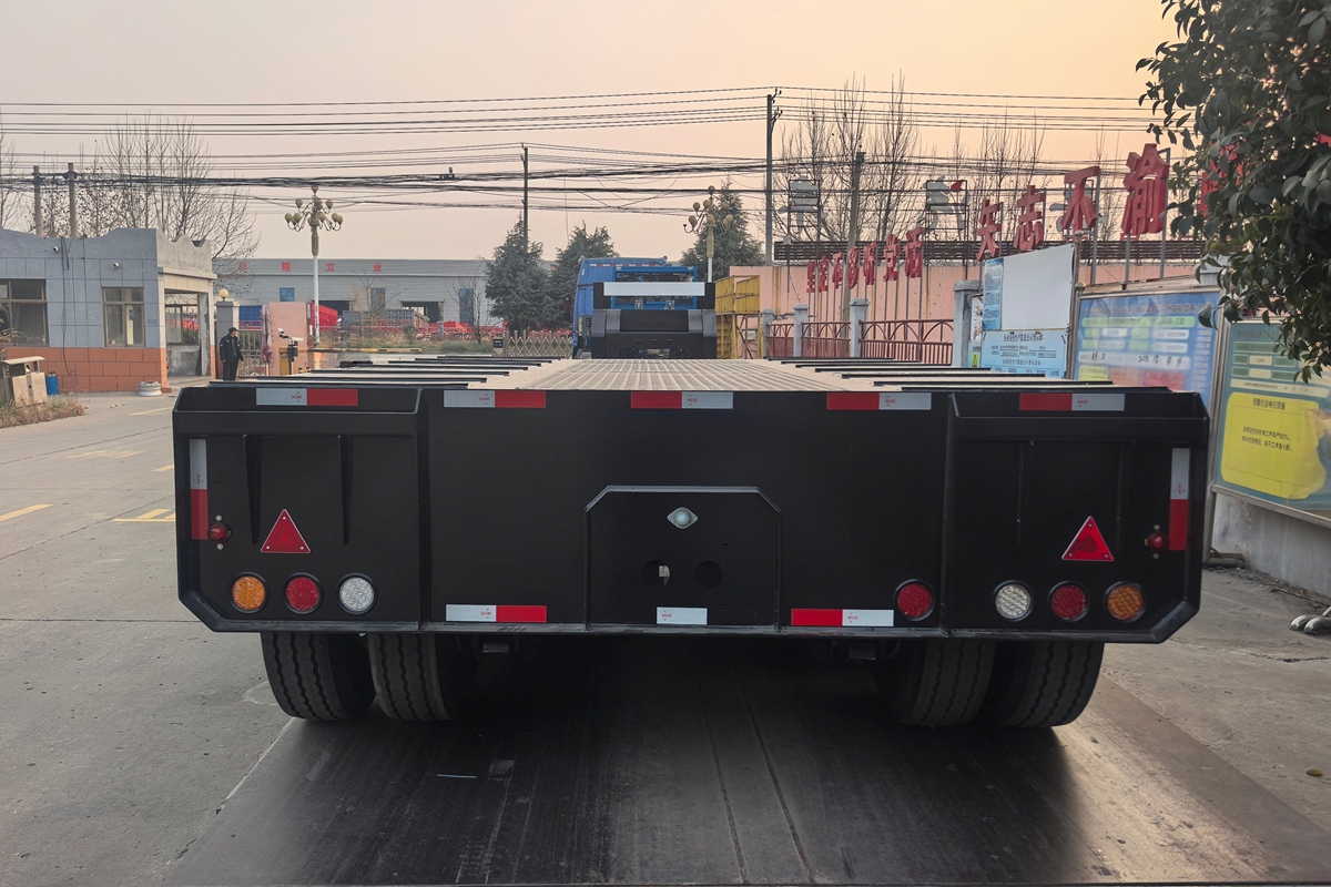 HUAYUE heavy duty RGN trailer with swing-out outriggers for wide cargo transport