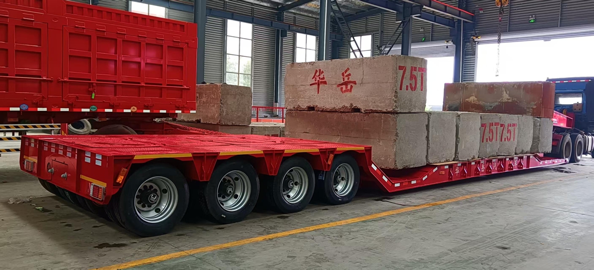 HUAYUE 80 ton RGN lowboy with detached gooseneck for front loading heavy excavators