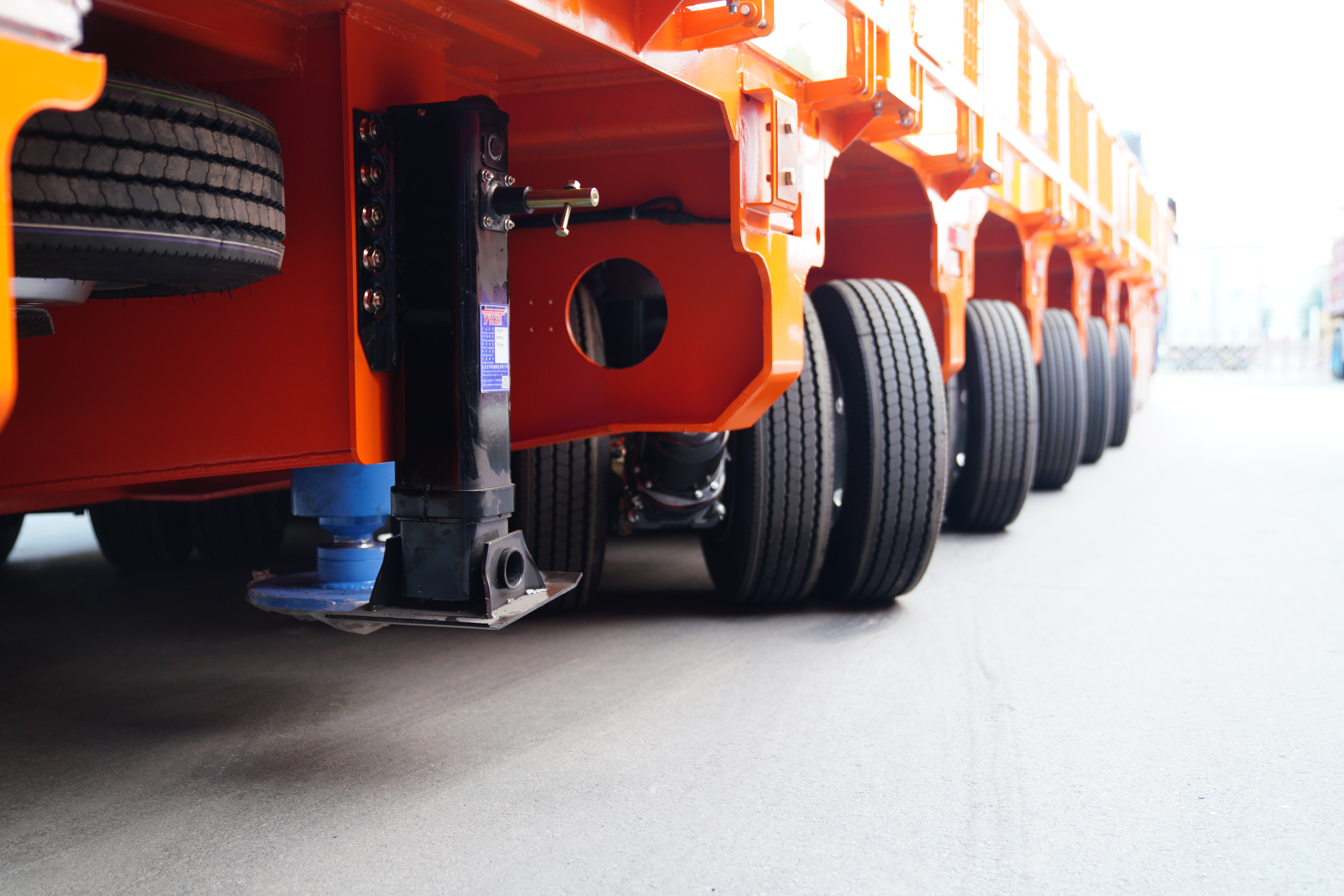 Multi-axle heavy duty modular transporter with all-wheel hydraulic steering at 55 degree angle