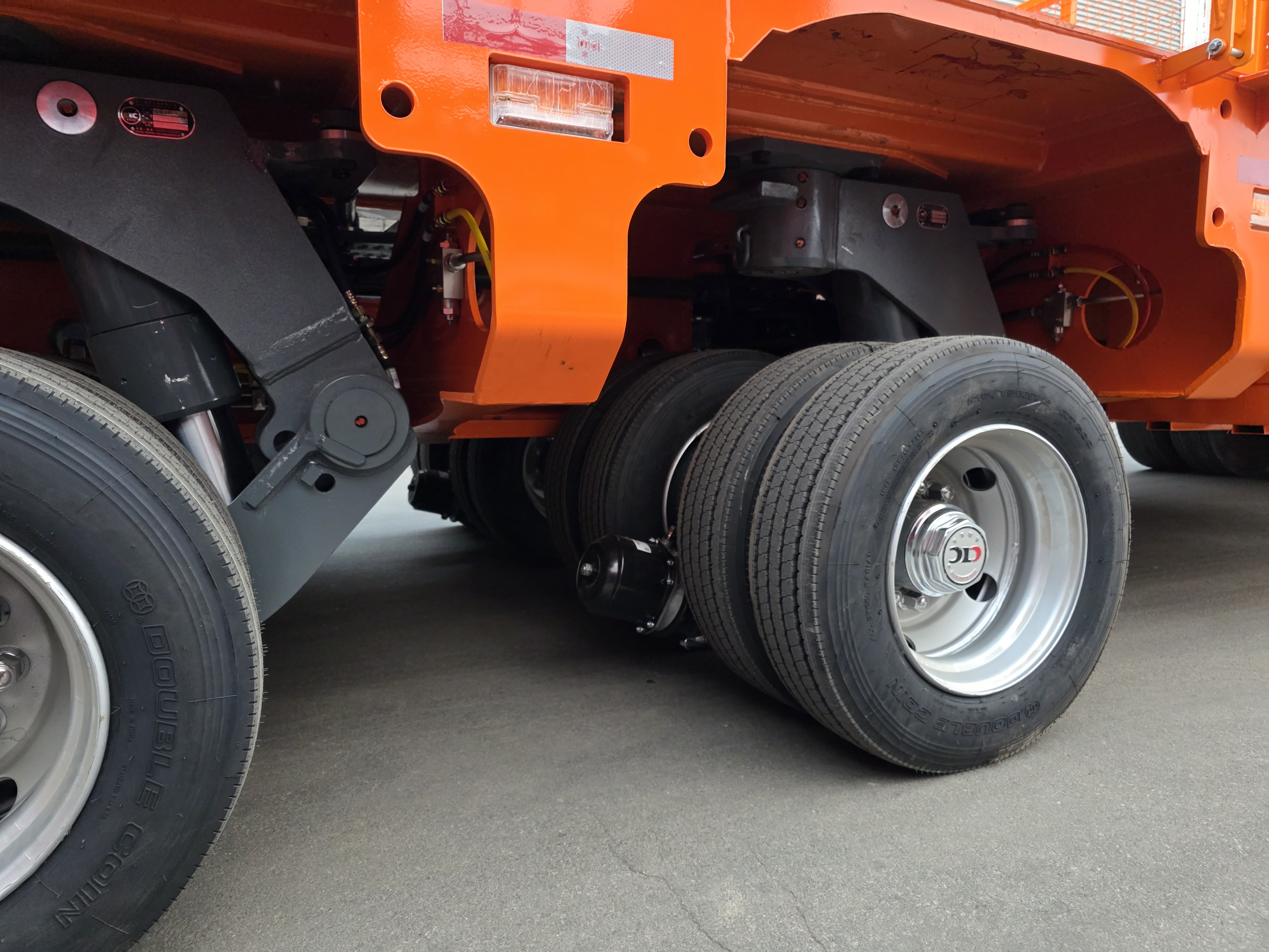 Close-up of hydraulic suspension cylinder on heavy duty modular trailer with 600mm stroke