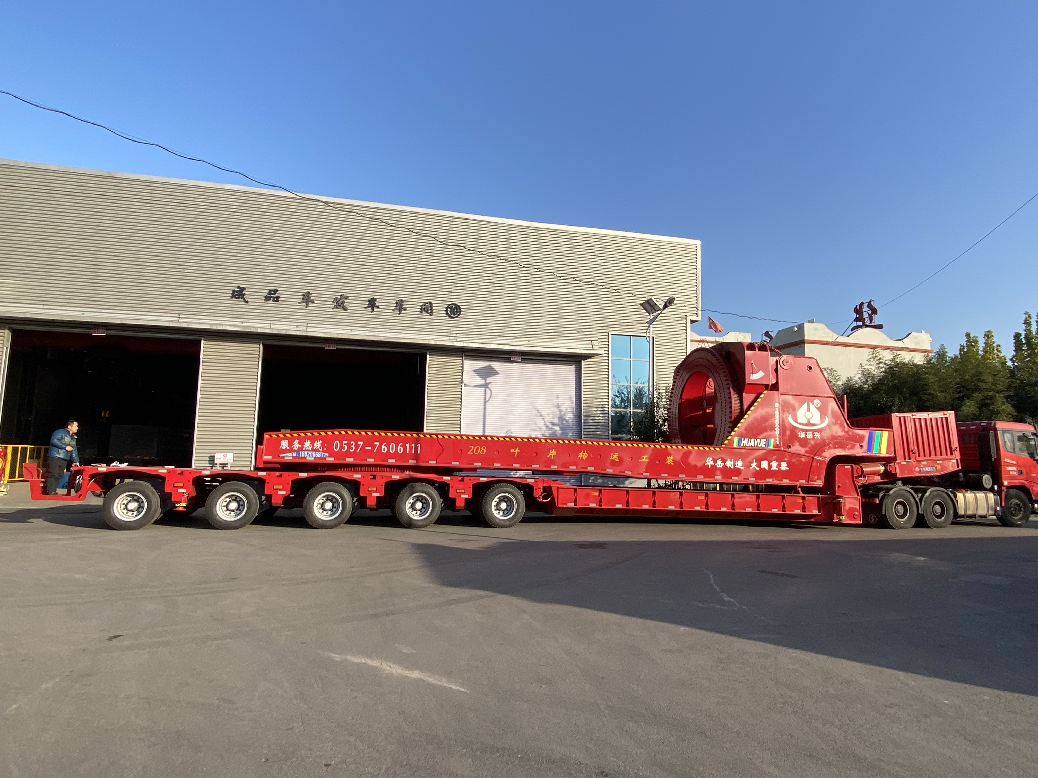Side view of the hydraulic rotor adapter for the 100 meter wind blade trailer for sale in Malaysia showing the heavy-duty lifting cylinders