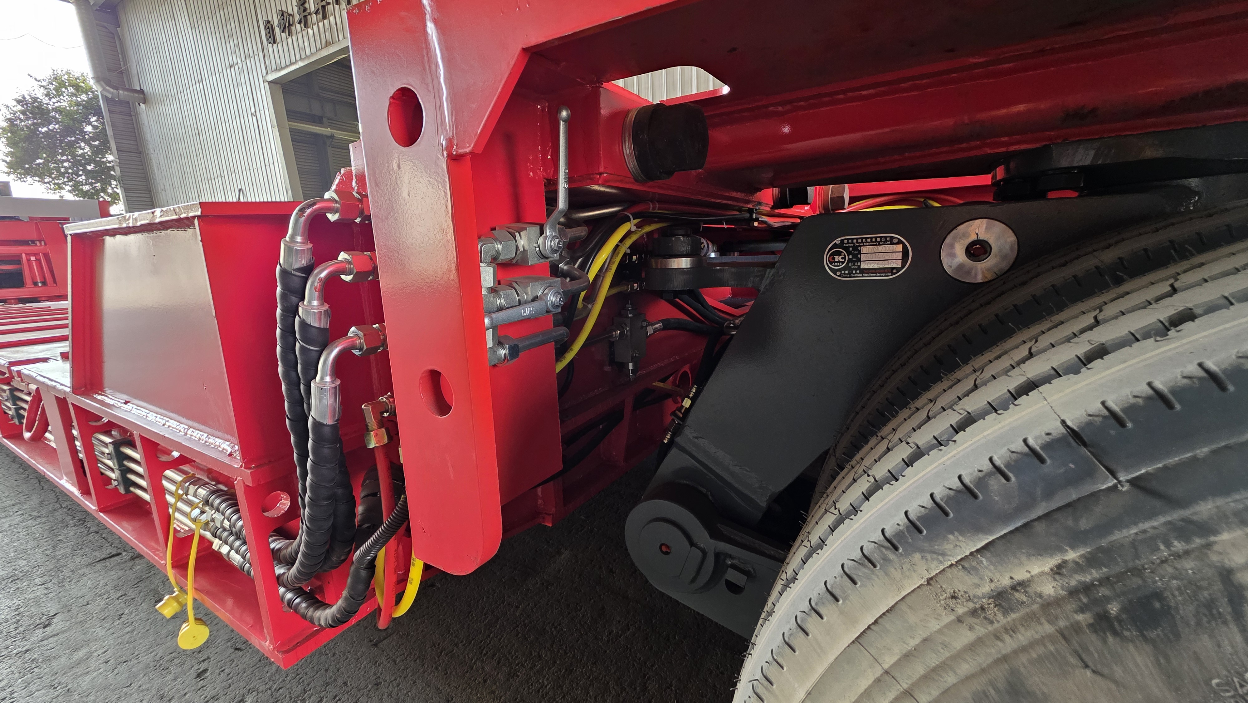 Close-up technical view of the heavy-duty 2-axle bogie system, featuring CTC branded axles and visible hydraulic steering cylinders for power steering capability