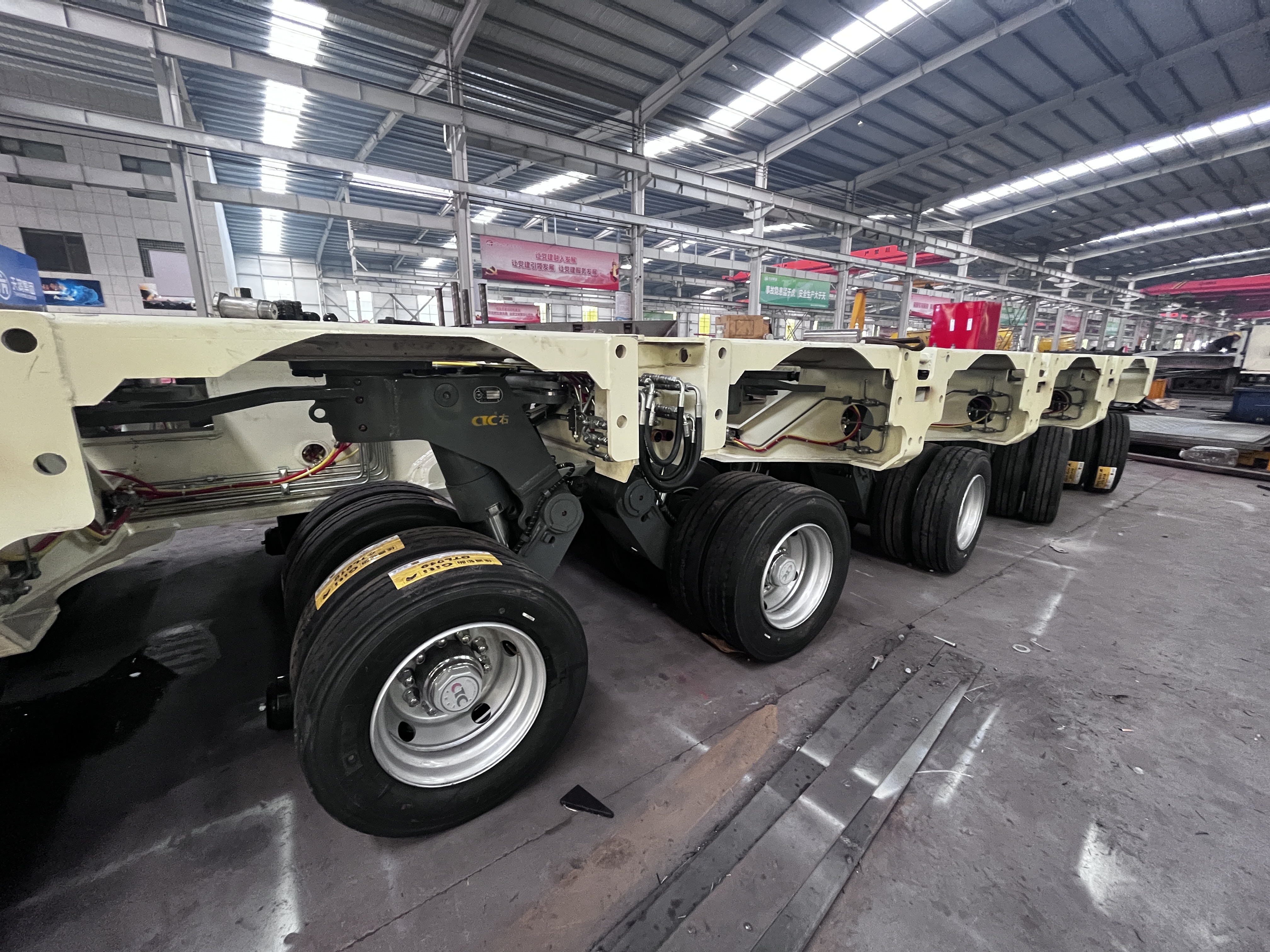 Side profile of the hydraulic modular trailer chassis, showcasing the multi-axle bogie matrix and independent hydraulic suspension systems designed for extreme heavy haul transport