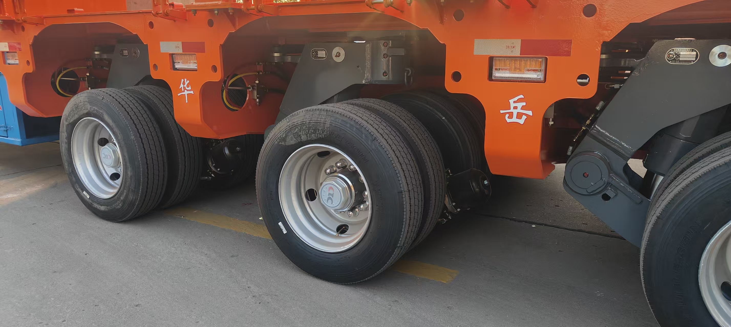 Close-up view of the CTC pendular axles and independent hydraulic suspension system on the transformer transport trailer, ensuring absolute leveling and stability for sensitive substation cargo