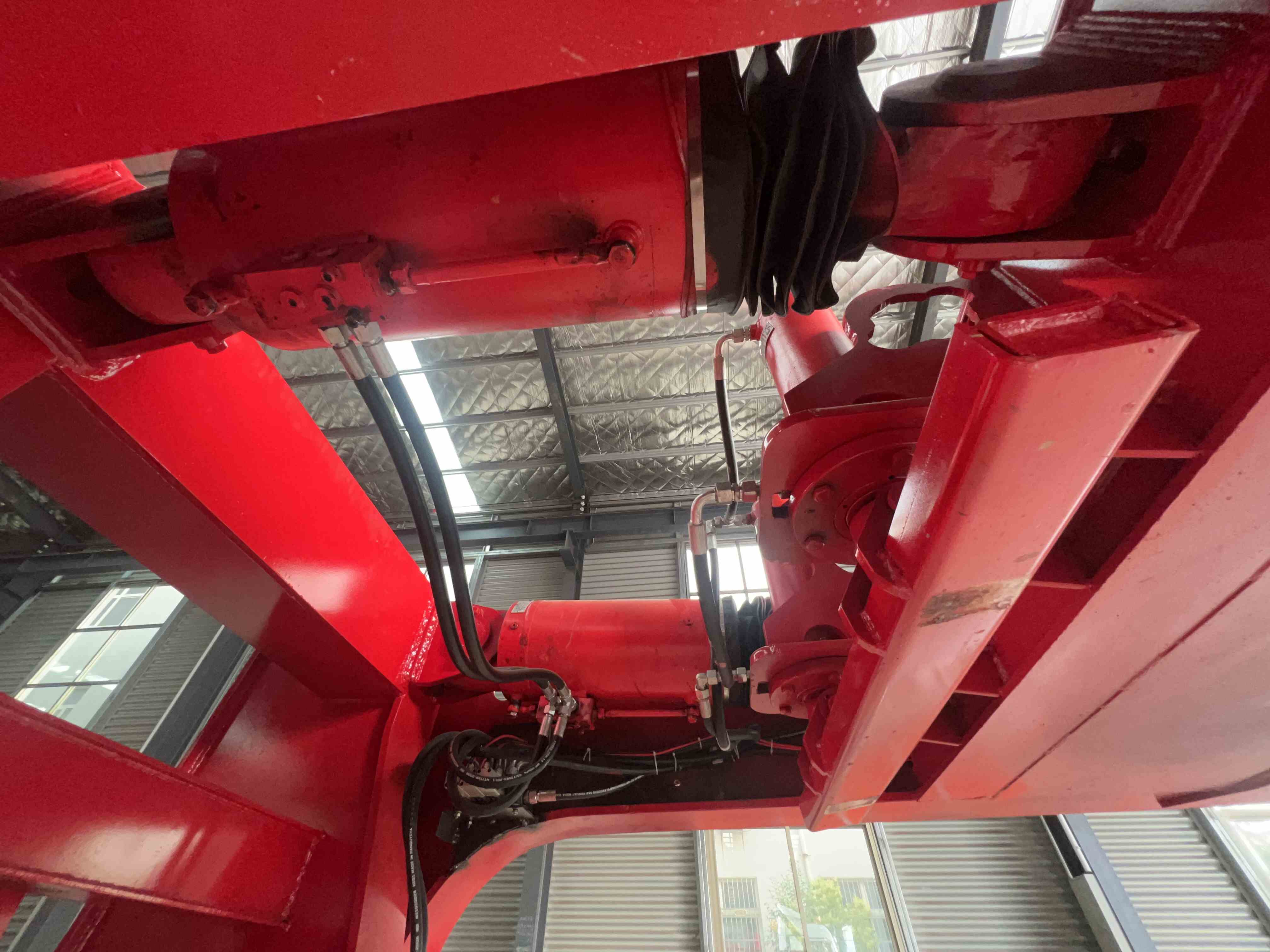  Close-up view of the robust detachable gooseneck mechanism and the detailed connection points on the HUAYUE 4 line 8 axle RGN lowboy trailer chassis, demonstrating engineering precision
