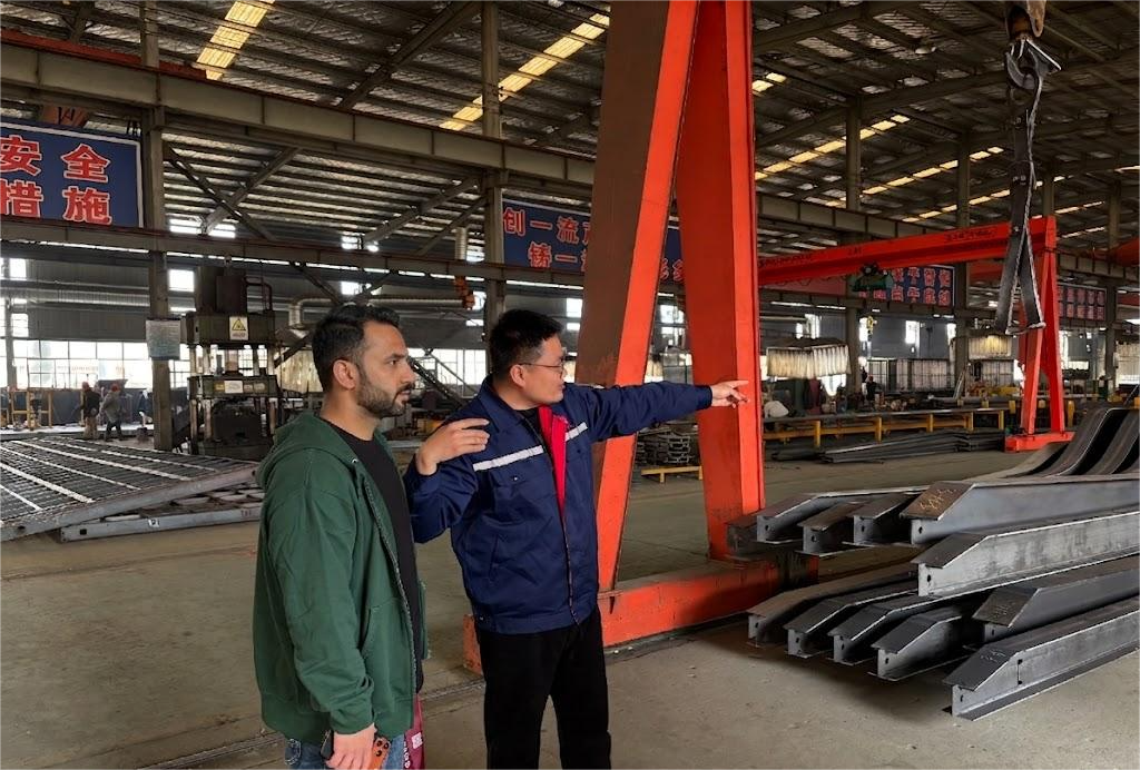 How a Pakistani Client Beat Height Limits and Crane Costs with HUAYUE Trailers