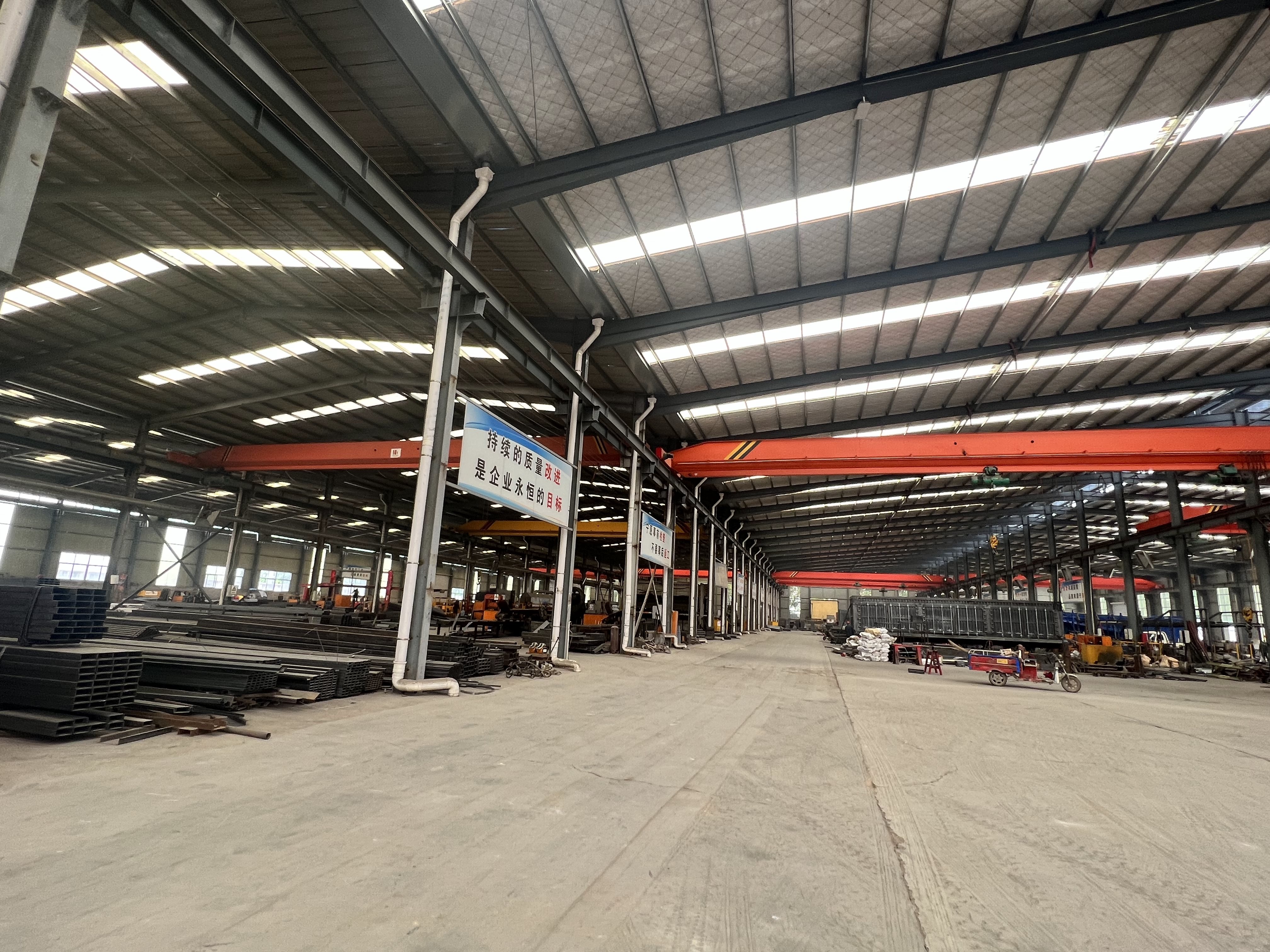 Inside HUAYUE's massive automated manufacturing workshop, proving our capacity as a genuine source factory for heavy trailers