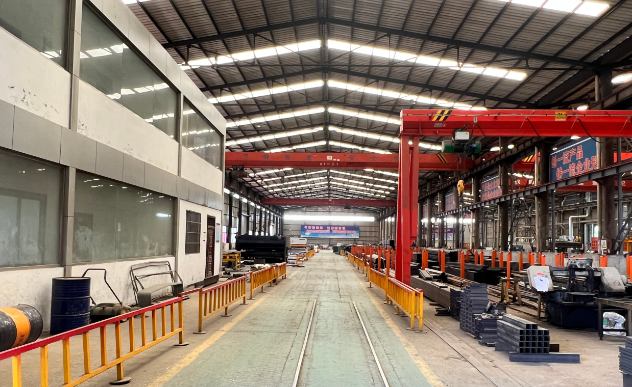 Inside one of HUAYUE's vast, modern manufacturing workshops equipped with overhead cranes, demonstrating true industrial capacity