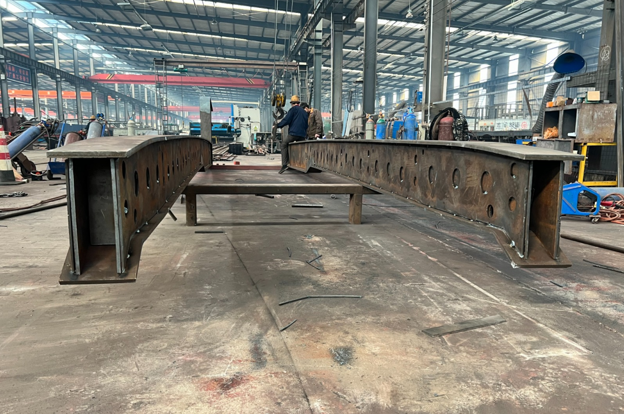 HUAYUE's ultra-thick gooseneck main beam forged from high-yield steel, utilizing authentic materials to fundamentally eliminate the fatal risk of beam breakage