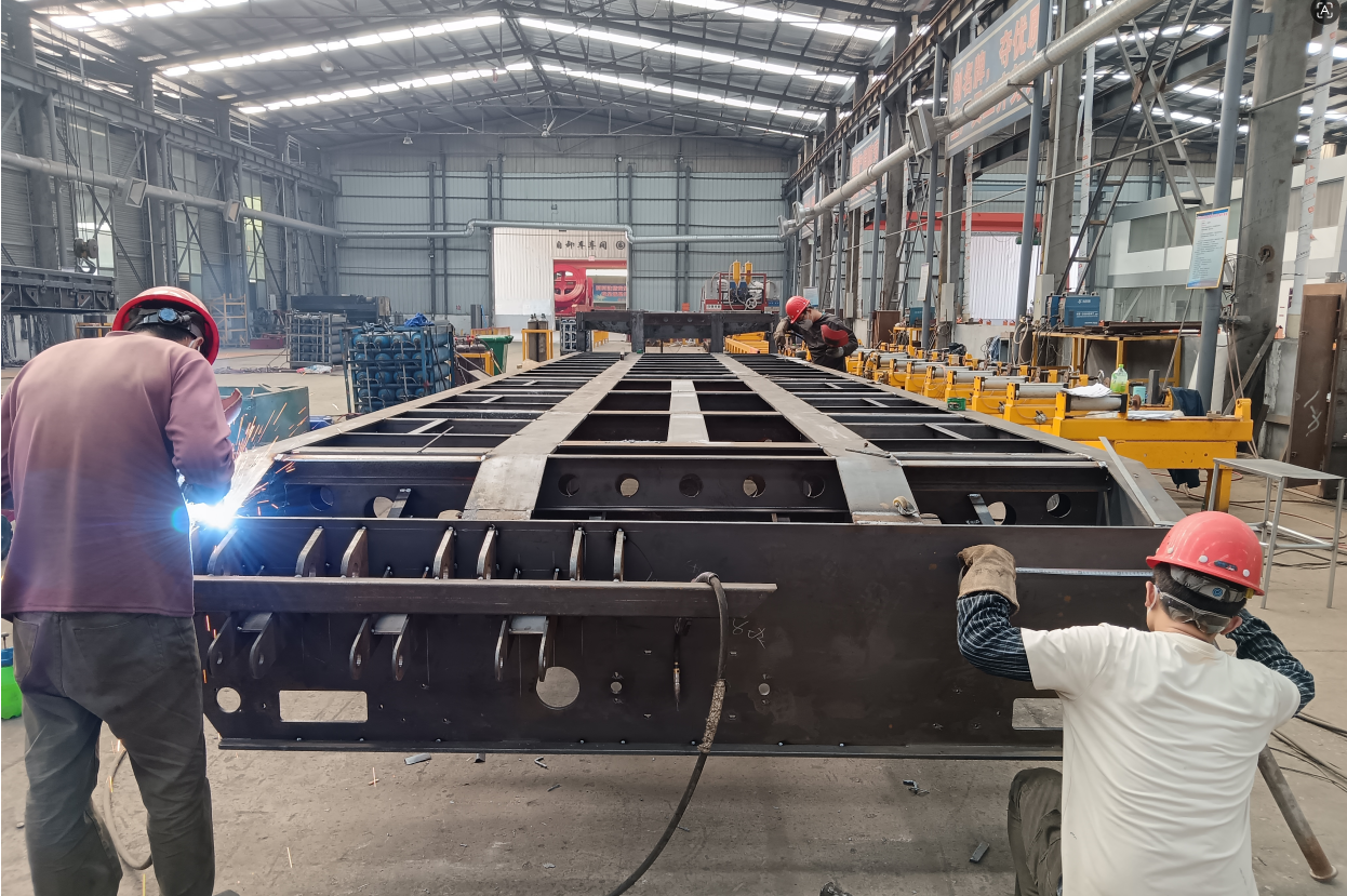 HUAYUE's senior welding team performing precision collaborative welding on a trailer chassis