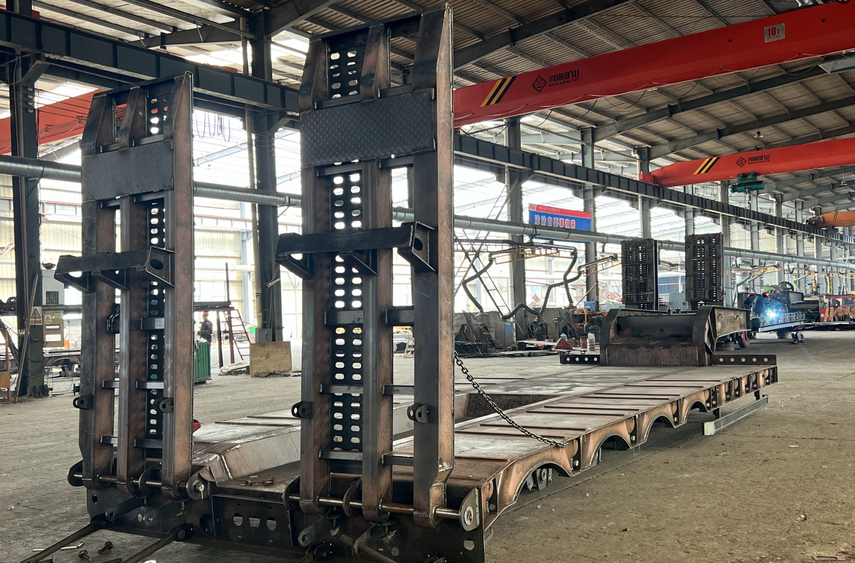 A close-up of the bare metal chassis of a Huayue heavy-duty trailer—showcasing authentic materials and structure.
