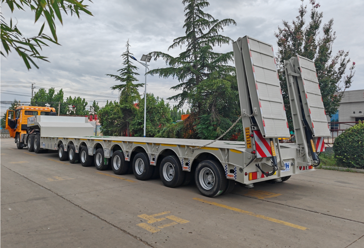Real photos of Huayue's 8-axle heavy-duty low-flatbed trailer, specially customized for the Vietnamese market, featuring a heavy-duty folding ladder and designed for transporting construction machinery.