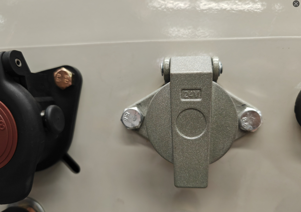 Close-up details of the Huayue semi-trailer: A high-quality 24V power socket equipped with a metal rain cover ensures the absolute reliability of the electrical system in Vietnam's tropical rainy season.