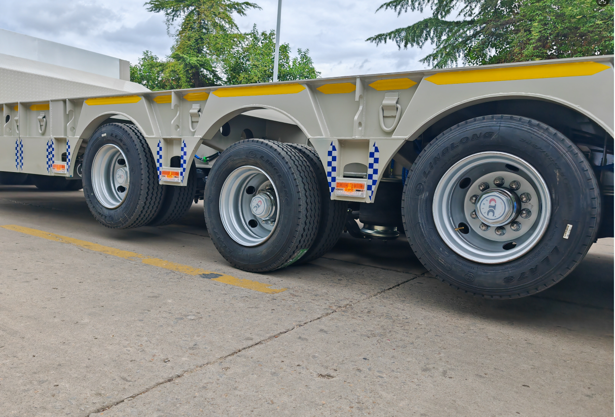 Huayue's 8-axle low-bed trailer is undergoing functional testing of its air suspension and lift axle. This design can significantly reduce tire wear when heavy-duty fleets are driving unloaded.