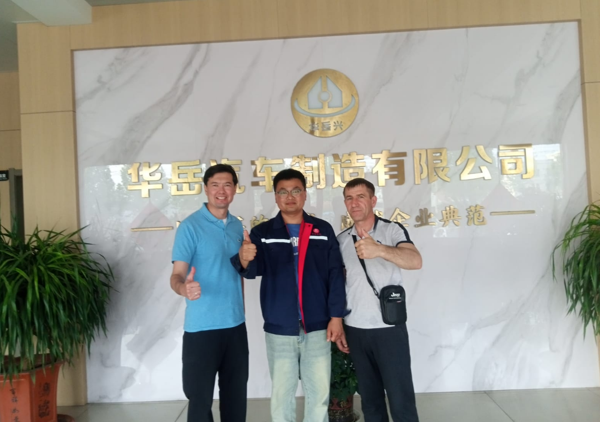 Overseas client visits the HUAYUE headquarters factory, successfully completing the on-site acceptance of his custom 3-axle lowbed trailer and taking a commemorative photo.