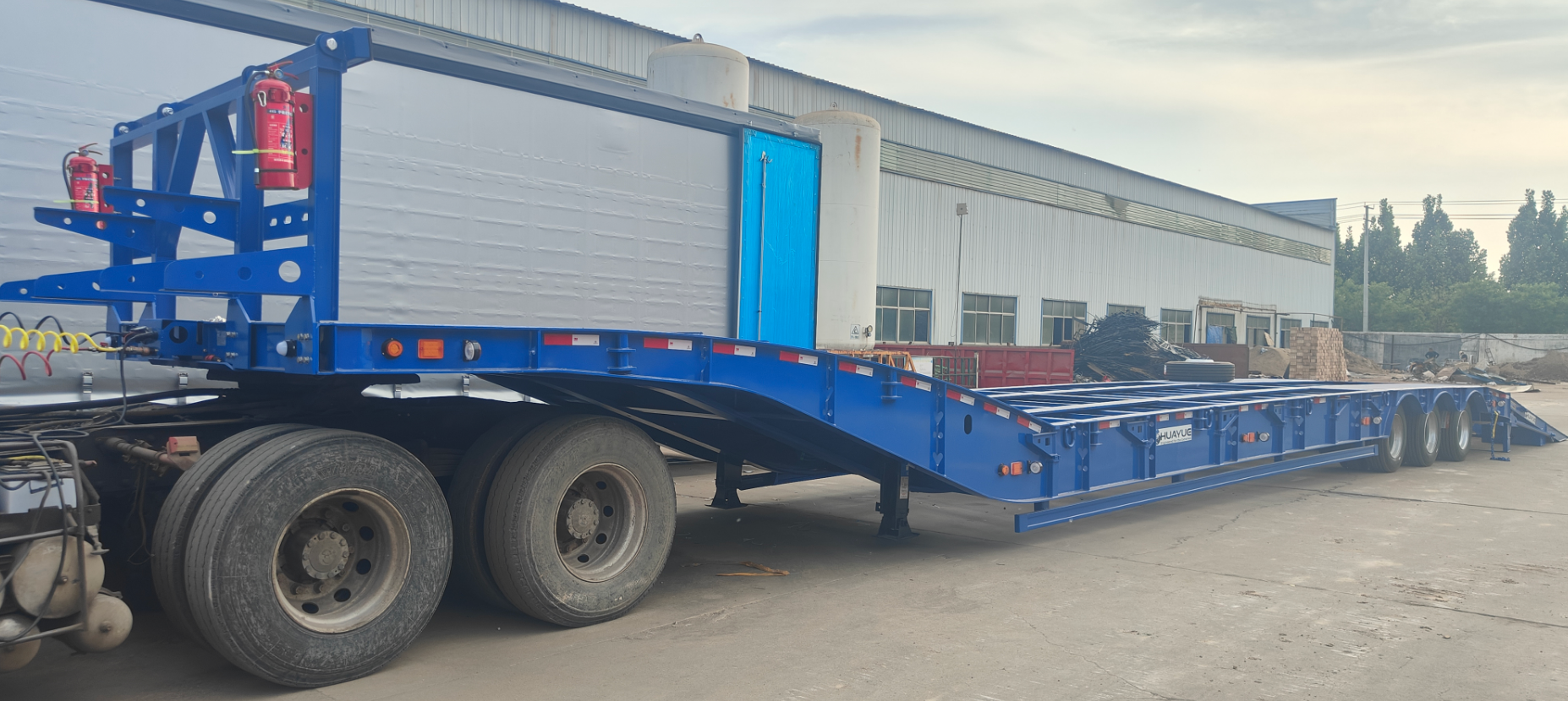 HUAYUE 3-Axle 60-Ton Lowbed Trailer