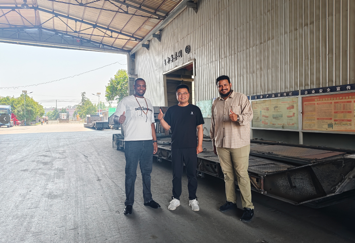 Saudi Arabian clients visiting the HUAYUE heavy-duty trailer manufacturing facility to inspect chassis production and discuss custom heavy-haul solutions.