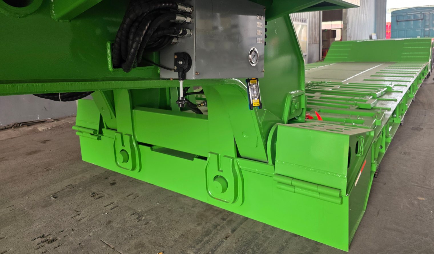 Gooseneck Snapping Under 80-Ton Hard Braking? Uncovering Anti-Tear Engineering