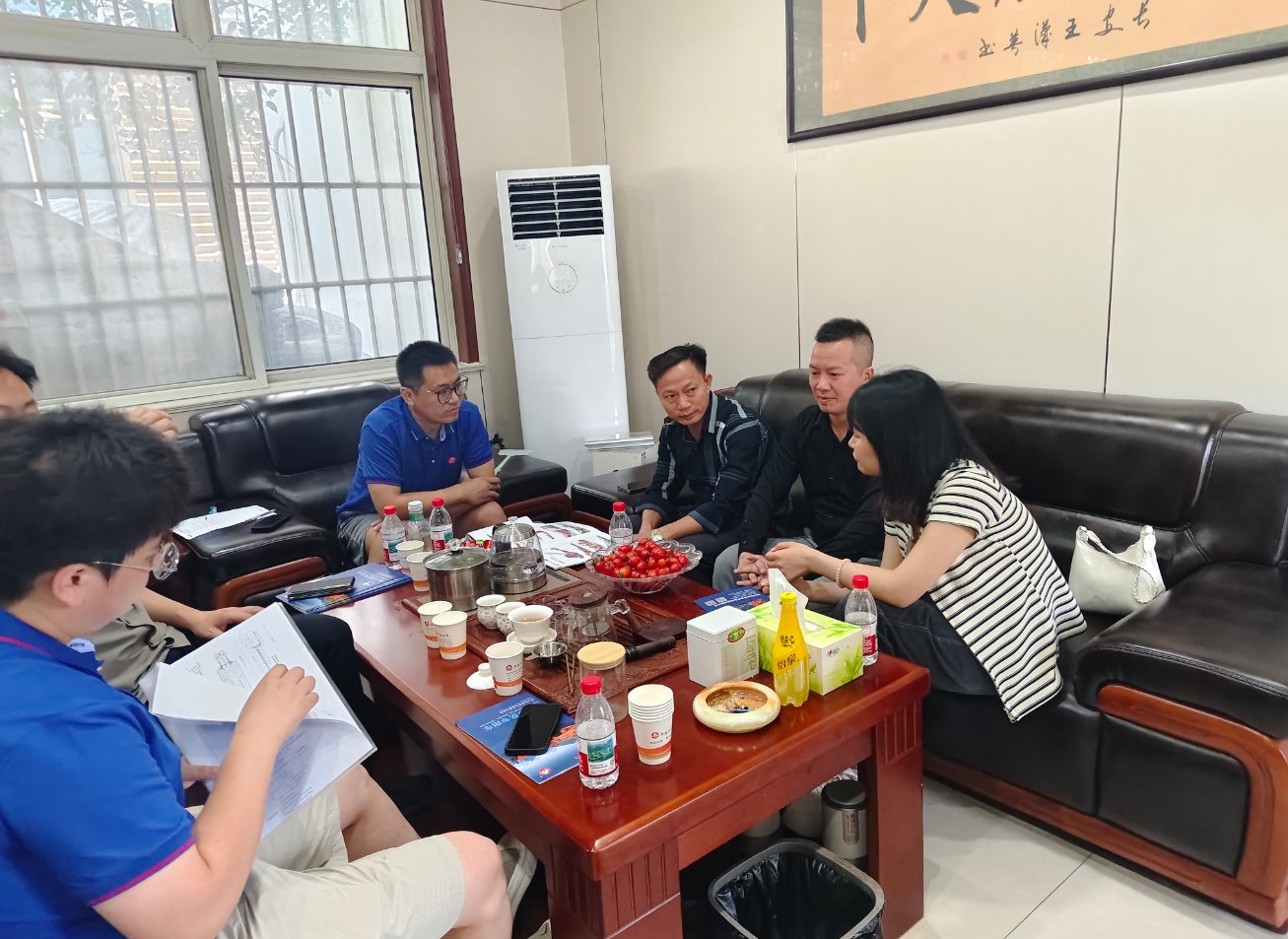 Philippine heavy haul clients conducting an on-site inspection and discussing customized solutions in the HUAYUE meeting room.
