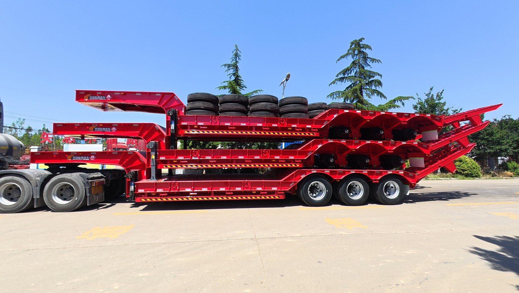 Close-up of the robust integral gooseneck and chassis frame of a HUAYUE lowbed trailer, showcasing its superior structural foundation for mounting different suspension systems for extreme heavy haulage.