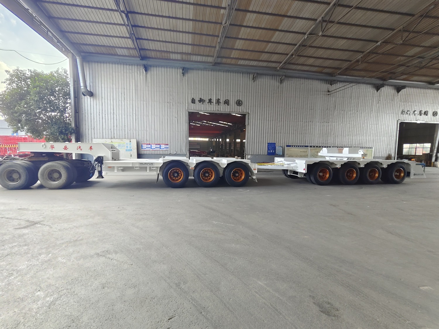 Side view of the Huayue bridge transport trailer pair showing the user-identified 3-axle front unit and 4-axle rear unit