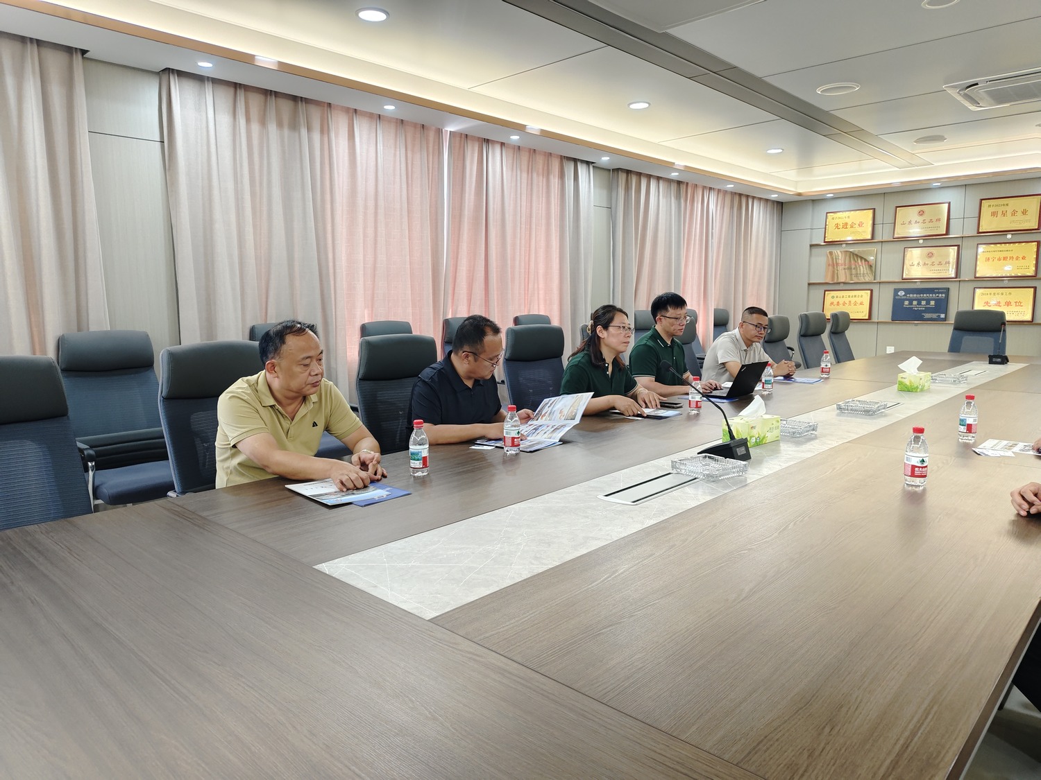 Representatives in a Huayue factory conference-room meeting about freight forwarding cooperation