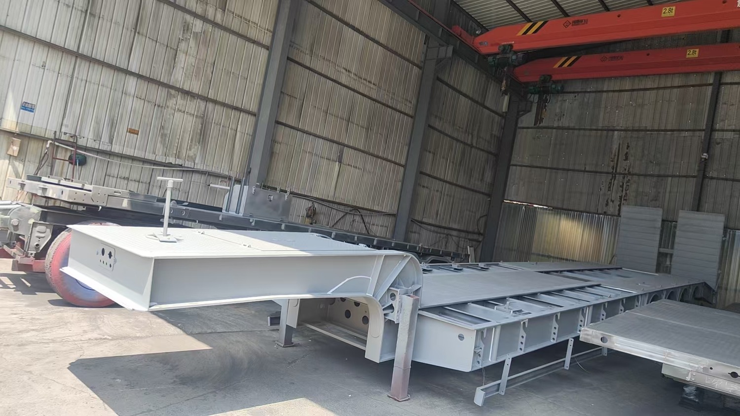 Trailer platform and chassis assembly at the HUAYUE workshop