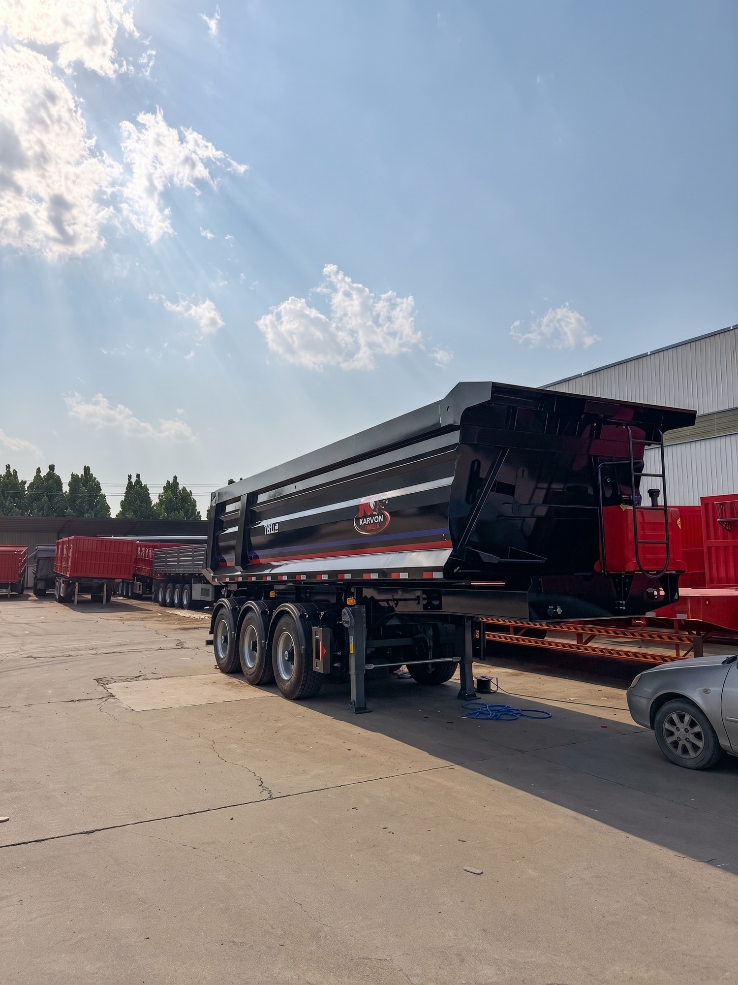 Illustration of a rear-dump semi-trailer viewed from the rear