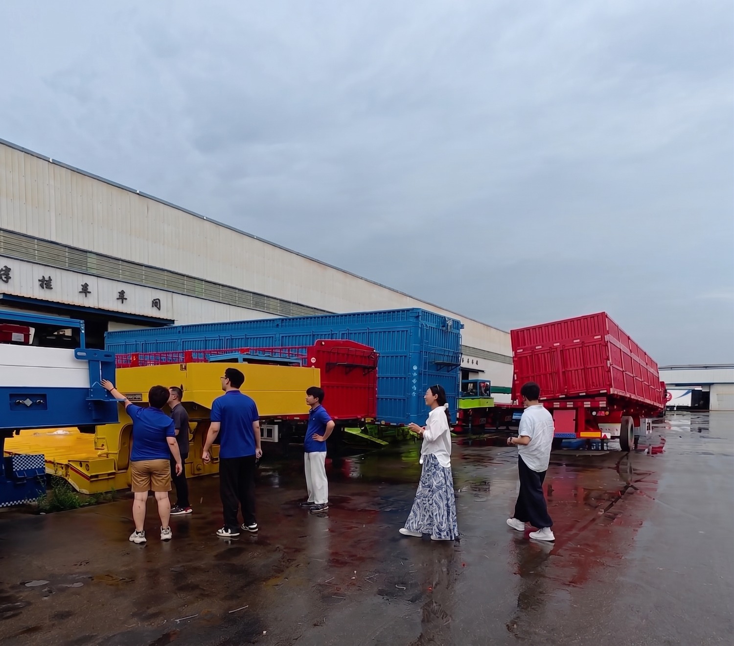 Illustration of a lowbed trailer discussion in a factory yard