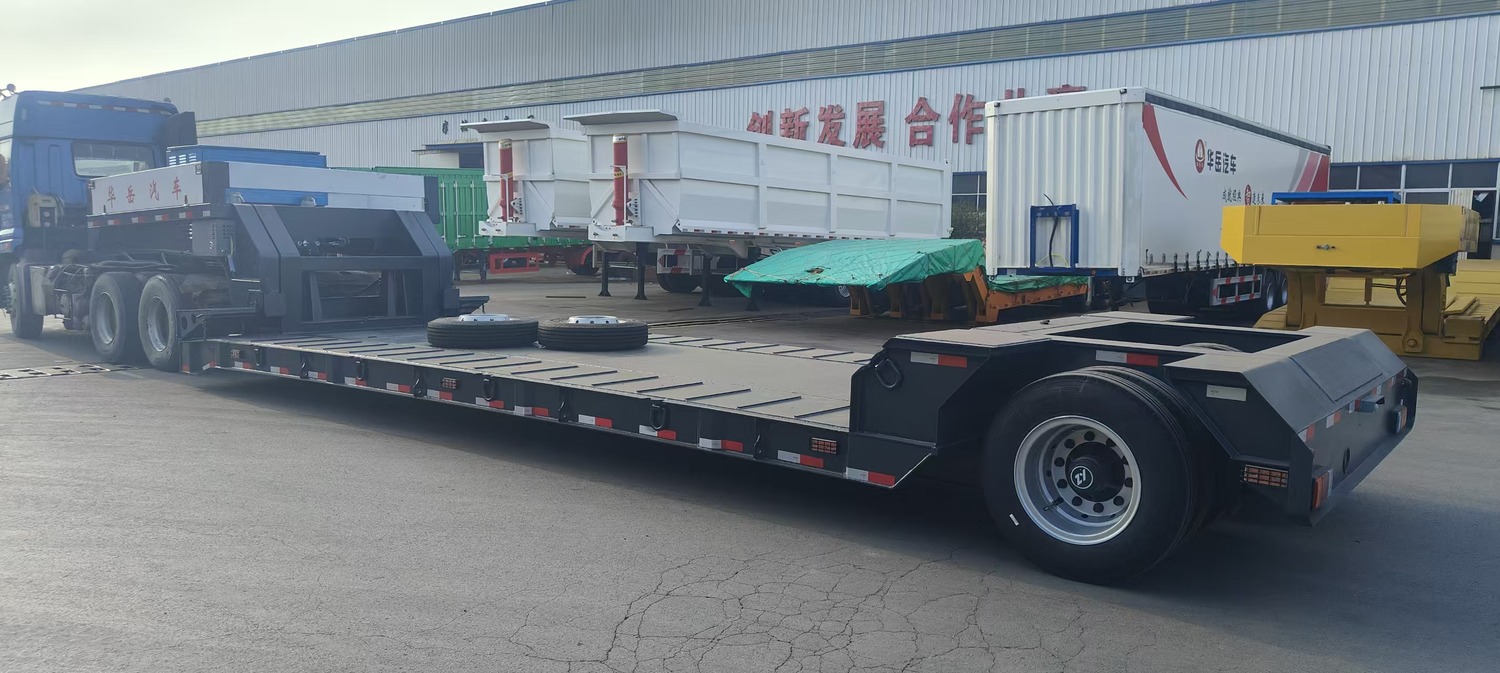 Side and rear view of the HUAYUE 40-ton 2-axle detachable gooseneck lowbed trailer