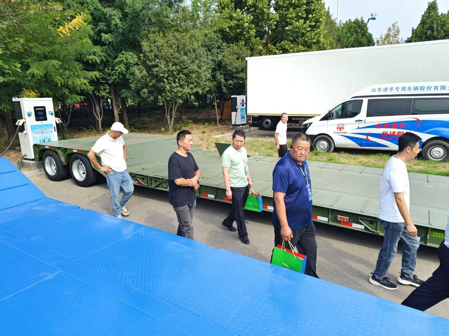 Exhibition visitors beside HUAYUE lowbed trailer loading platforms