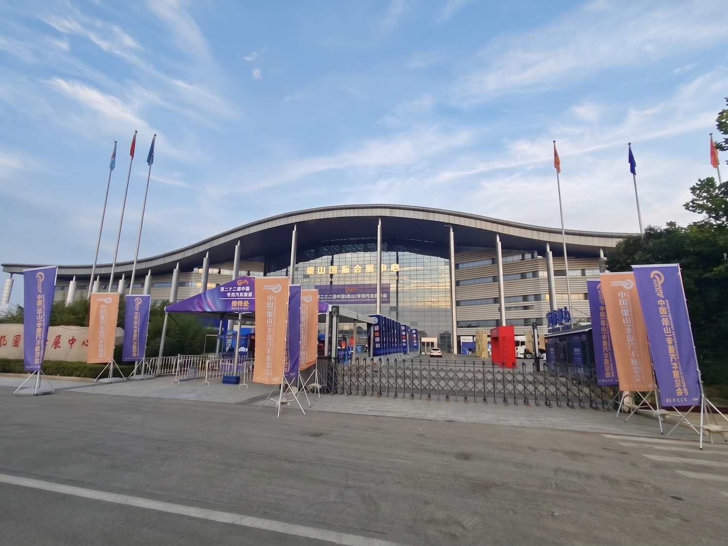 HUAYUE at Liangshan: Extendable RGN and Curtain Side Trailers