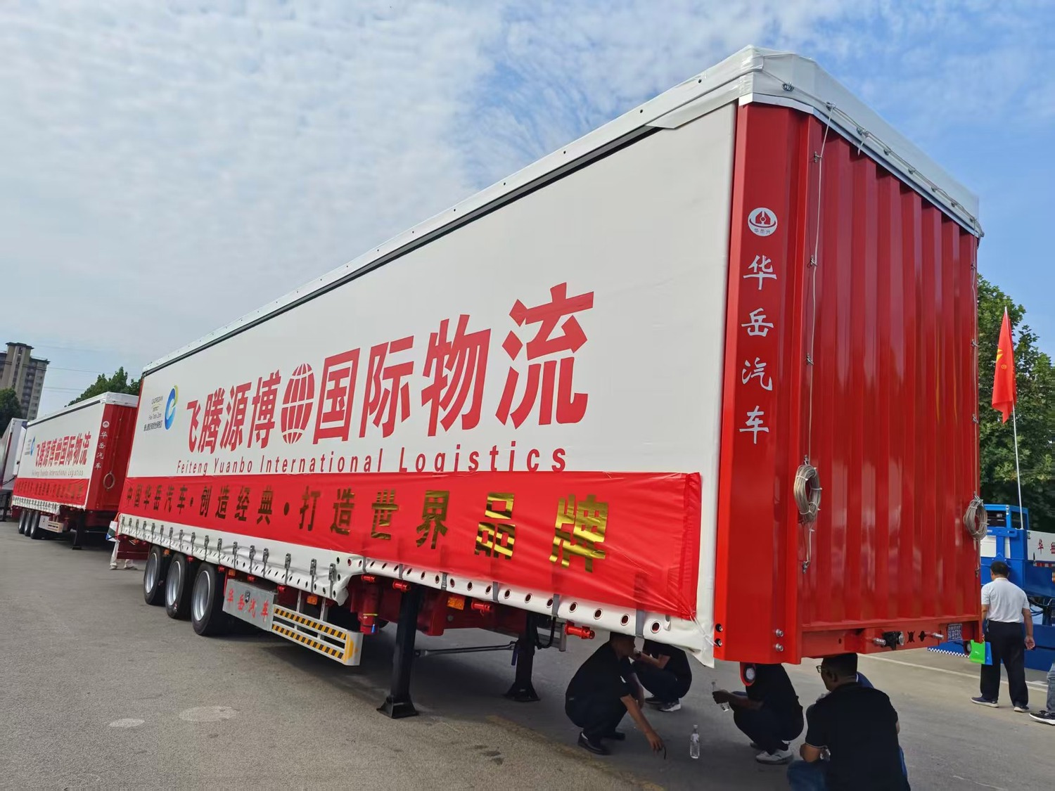 HUAYUE curtain side semi-trailer displayed at the Liangshan exhibition