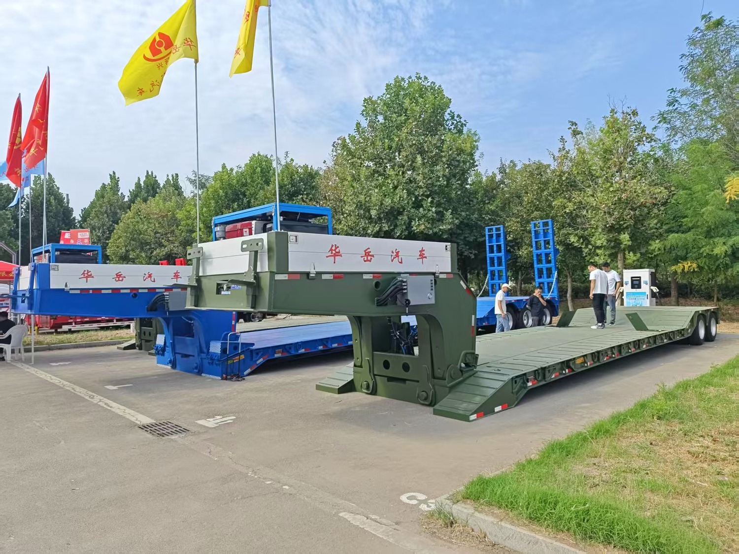 HUAYUE extendable detachable gooseneck trailer alongside other lowbed exhibits at Liangshan